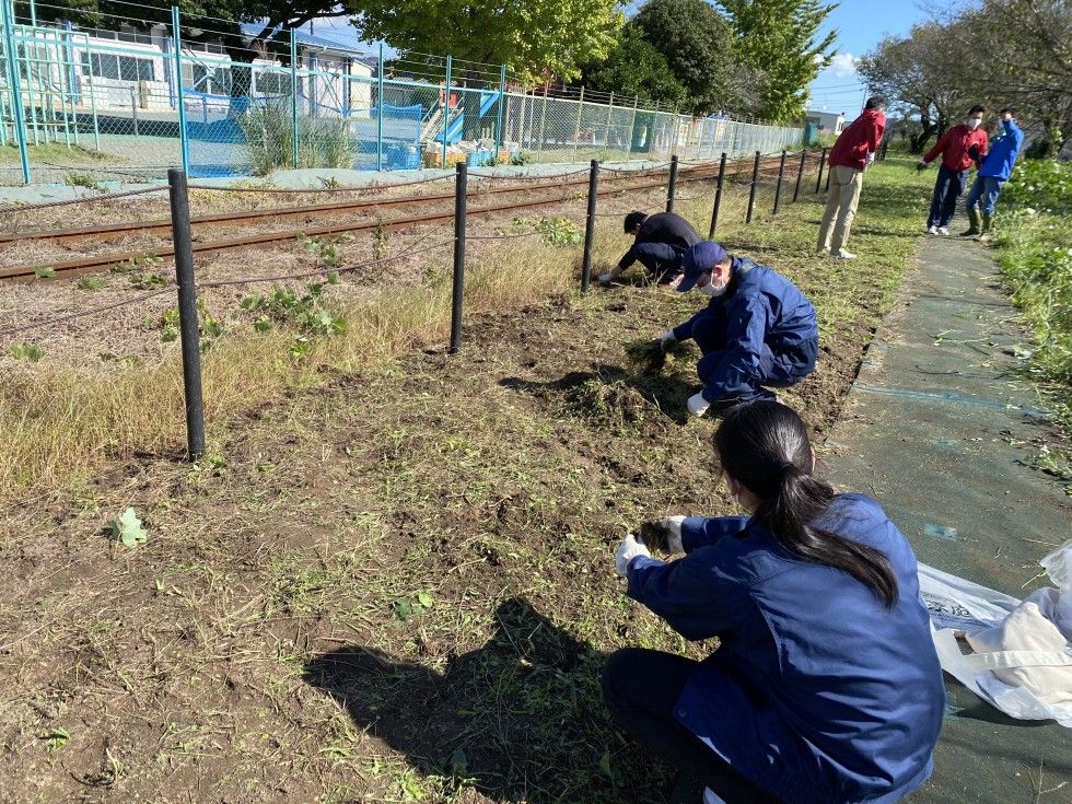 2020/10/26  10/24（土）に浜松磐田信用金庫主催の「SDGｓボランティア活動」に参加して、気賀駅周辺の草取り作業を行いました。